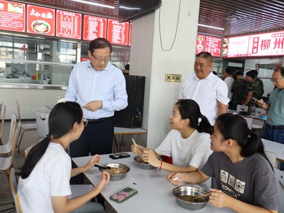 学校领导深入各校区陪餐并组织召开学生座谈会